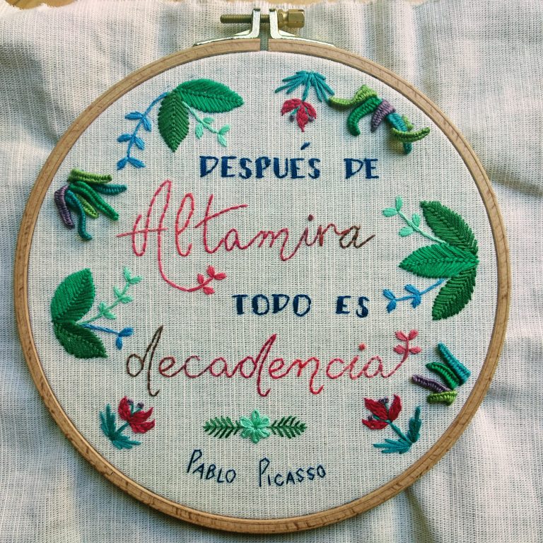bordado a mano de letras, frase de Picasso, foto completa