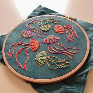 foto bordado a mano de medusas revista labores