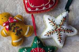 Taller de adornos navideños bordados