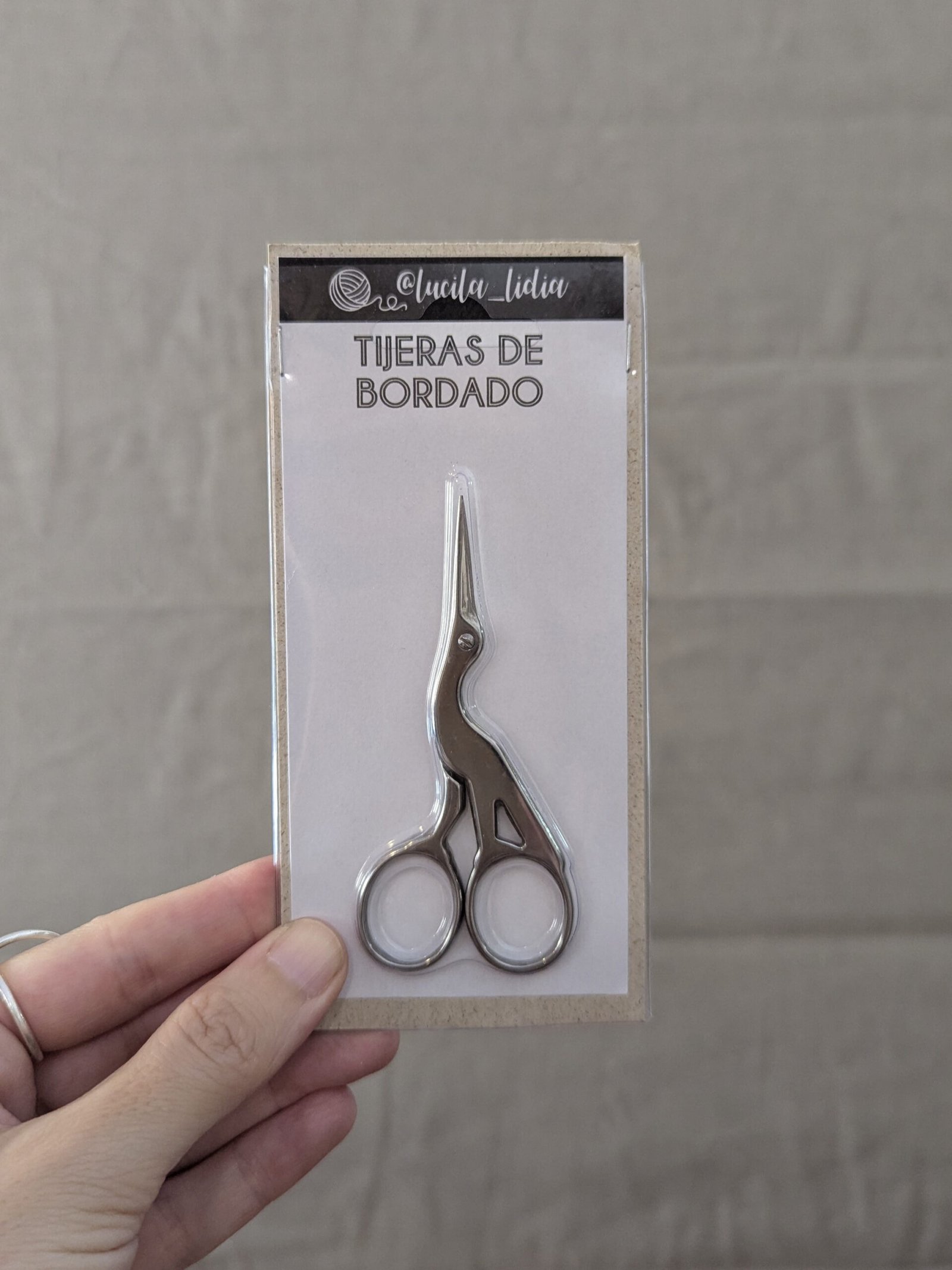 Tijera-de-bordado_1_ Tijeras de bordado con forma de cigüeña minimalista en acero inoxidable