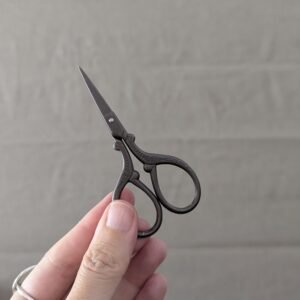 Tijeras de bordado vintage de acero inoxidable con acabado pavonado oscuro